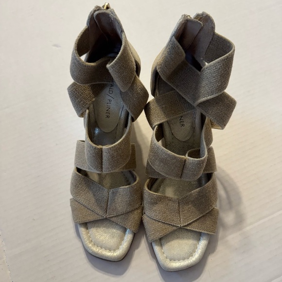 Donald J Pliner Tan Metallic Lelle Strappy Zip Back Peep Toe Wedge Womens 7.5 - Picture 2 of 7